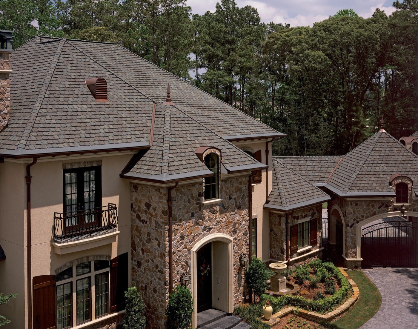 CertainTeed Grand Manor shingles shown on a home, manufacturer product photo